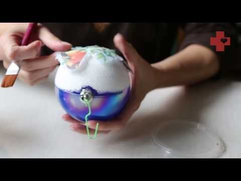 Видео: Милосердное рукоделие: декупаж на елочном шаре