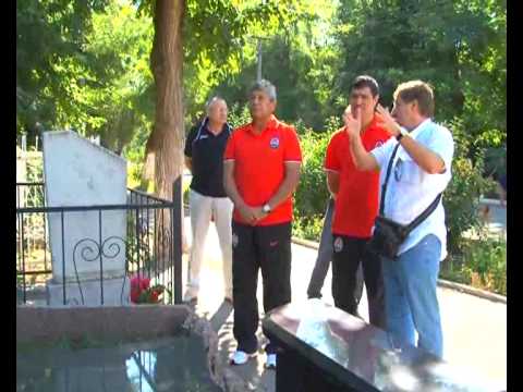 Видео: Мирча Луческу на могиле Прокопенко_28.08.11