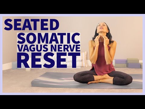 Видео: Сидячая соматическая йога для восстановления блуждающего нерва и расслабления шеи