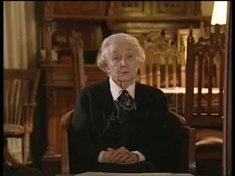 Видео: Ольга Кручинина Народный художник РФ, художник по костюмам. Интервью в Музее Кино, 2003г. Часть 1