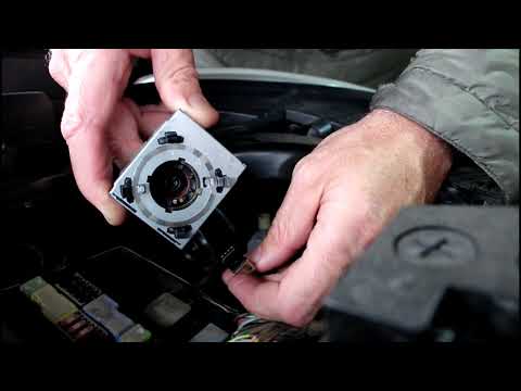 Видео: Замена лампочки ксенон как правильно установить блок розжига на Nissan Qashqai 2,0 4WD Ниссан Кашкай