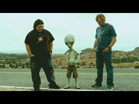 Видео: Дружелюбный инопланетянин застрял на Земле на 60 лет и пытается слиться с людьми