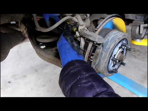 Видео: Замена задних тормозных колодок Toyota RAV4 2,0 Тойота РАВ 4 2007 года
