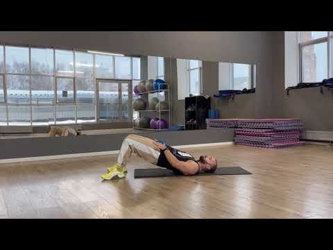 Видео: Ягодичный мост с гантелью / подъем таза с гантелью | База упражнений | Кольцов Алексей