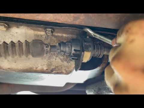 Видео: Как заменить фильтр коробки передач на Chevrolet S10 4.3L [сложный способ]