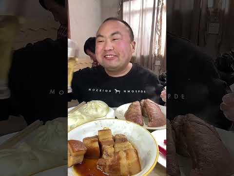 Видео: тушеная свинина