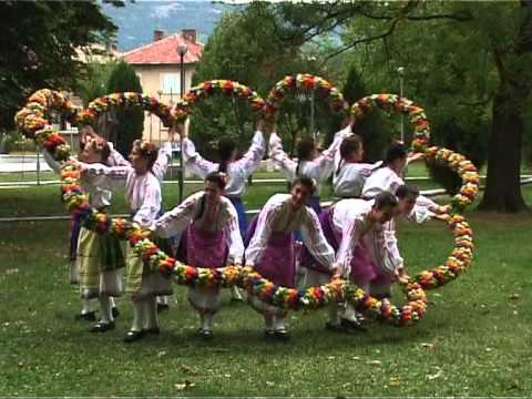 Видео: Фолкл. анс. Развитие /гр.Севлиево/- Танц Еньова буля