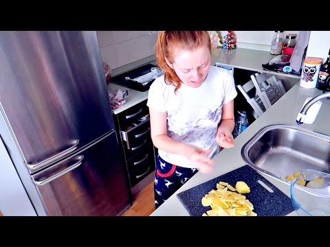 Видео: VLOG: КАТЯ ПОРЕЗАЛАСЬ! КРОВЬ! 06.01.17