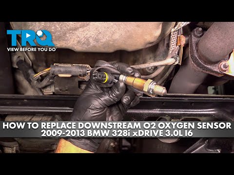 Видео: Как заменить датчик кислорода O2, расположенный ниже по потоку, датчик 2, ряд 1, BMW 328i xDrive ...