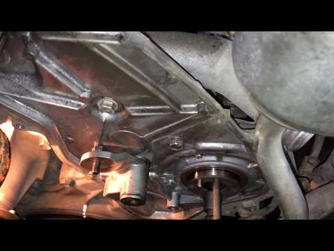 Видео: часть 3 Toyota Land Cruiser 105 4.2d 2005г снимаем тнвд