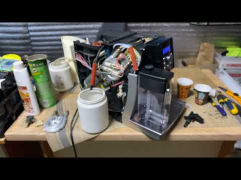 Видео: Delonghi с молочником не делает пену. История кофемашины из Германии. ECAM Magnifica 23.450