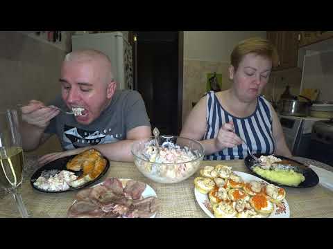 Видео: Мукбанг ОТМЕЧАЕМ 🥳 старый Новый Год 🎄 Всё ещё ЗЛЮСЬ 😤 на мужа 🥩🥗 стейк салат и икра