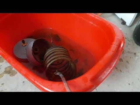 Видео: чистка змеевика в самогонном аппарате.