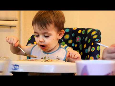 Видео: ребенок кушает суп с лапшой (почти 3 года)