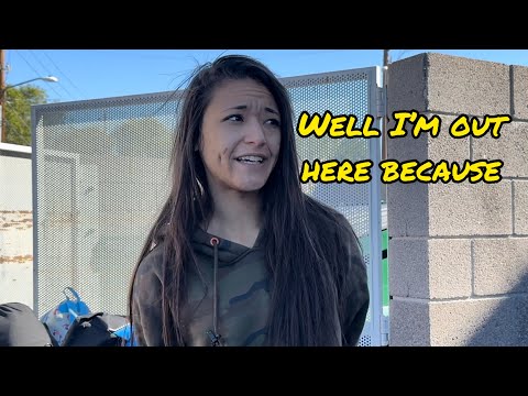 Видео: Что эта молодая красивая девушка делает на улице бездомной?