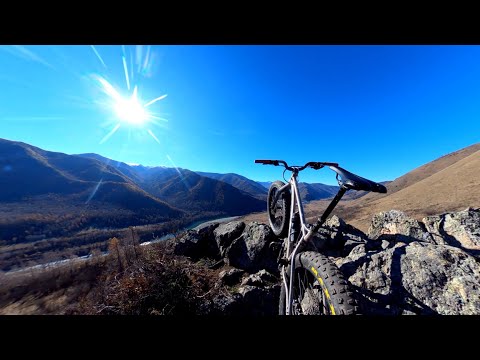 Видео: По Тюнгурской тропе на фэтбайке: вниз по верхней тропе.