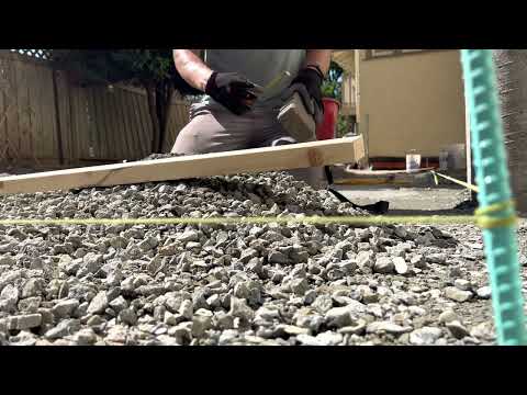 Видео: Как выровнять основание для подготовки к укладке тротуарной плитки! Серия «Идеальное патио», част...