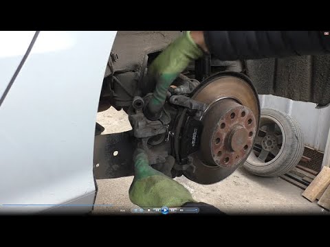 Видео: Замена задних тормозных колодок на AUDI A3 1,4  АУДИ А3 2015