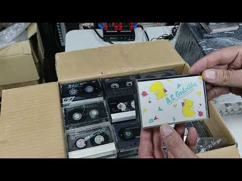Видео: первая часть большой посылки и в ней коробка кассет за приблизительно 50000 рублей в закупке.