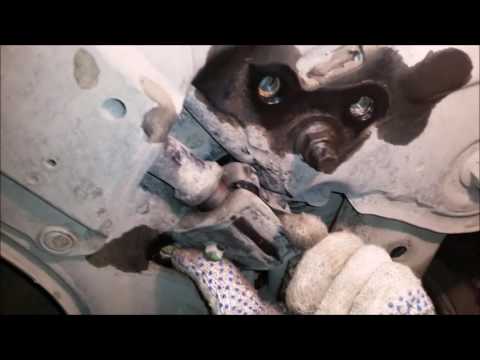 Видео: Замена втулок переднего стабилизатора на тойота королла 150