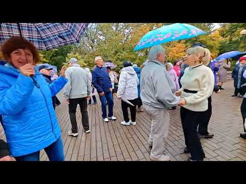 Видео: 12.10.25г..."МОЛОДАЯ"... 👍💯👍... звучит на Танцполе в Гомельском парке... 