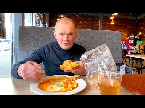 Видео: ПУТЬ ИСПРАВЛЕНИЯ! БЕЗДОМНЫЙ САША «БОМЖИК» В КАФЕ / БОМЖУР ТВ