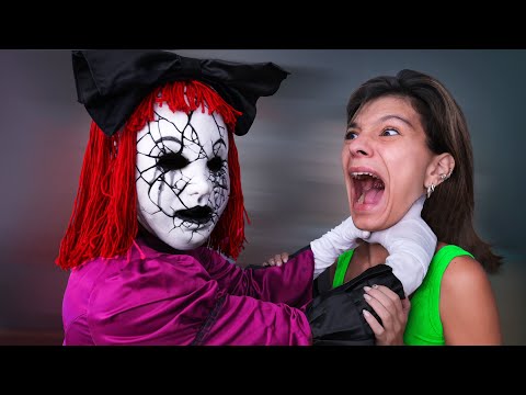Видео: ПРОКЛЯТАЯ КУКЛА УДАРЯЕТ МОЮ ПОДРУГУ !!