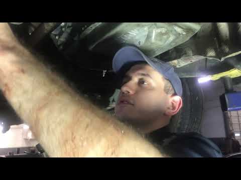 Видео: Снятие трансмиссии Ford F-150 4x4 4R70 2005 года