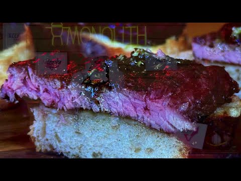 Видео: Стейк Чак Флэп из американской говядины с чимичурри на кростини с пармезаном