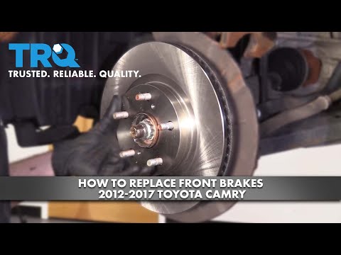 Видео: Как заменить передние тормоза на Toyota Camry 2012-2017