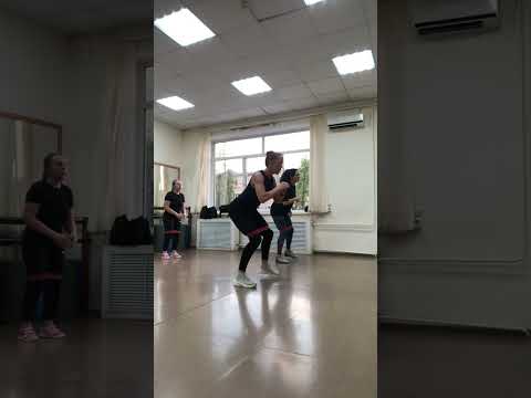 Видео: Фитнес резинка! Ноги, пресс!