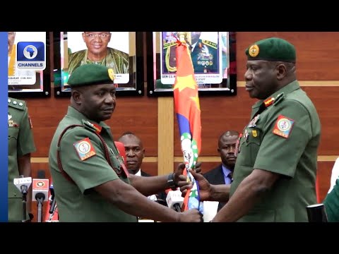 Видео: Муса передал Олуеде пост 19-го начальника штаба обороны