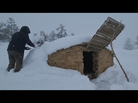 Видео: Зимний кемпинг в моем доме из горячего камня,  Укрытие для выживания в кустах, Камин