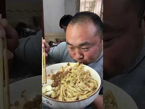 Видео: На самом деле, еда этого парня показалась мне слишком ужасным испытанием.  21