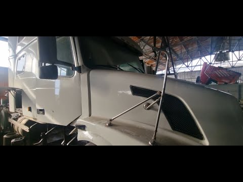 Видео: Вольво VNL780 трансф.БОЛЬШОЙ Белый Лебедь ,сюрприз от контрактного двиг.1 часть Ремонт