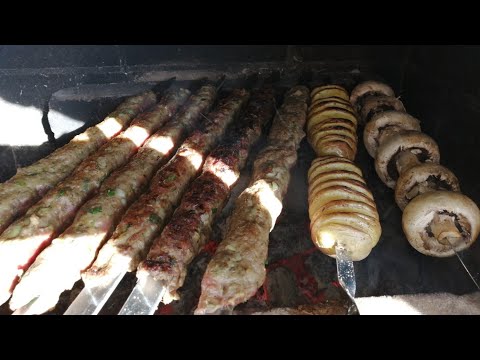 Видео: Это чертовски вкусно! Просто люля кебаб на углях.