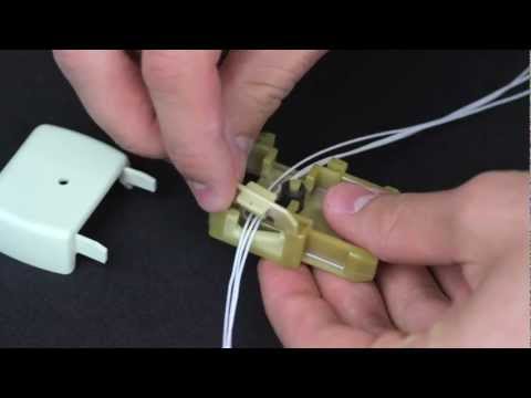 Видео: Как перетянуть сотовую штору Comfortex сверху вниз и снизу вверх