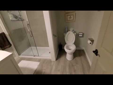 Видео: Дизайн на баня без нито една плочка