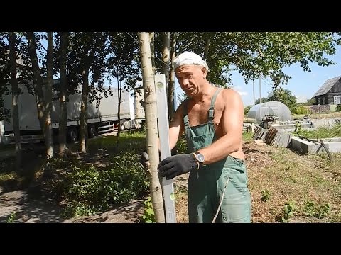 Видео: Установка железобетонного забора ч.9