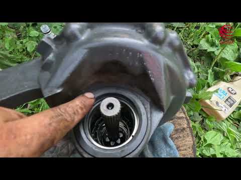 Видео: Прийшов час робити ТО для "Японського Самурая". Заміна сальників переднього моста в Kubota GT5.