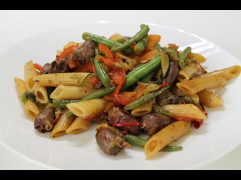 Видео: Куриные сердца с овощами и макаронами/по Азиатски