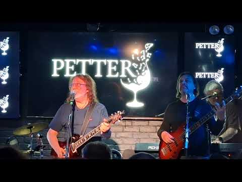 Видео: Владимир Кузьмин исполняет легендарный хит "Сибирские морозы" живьем