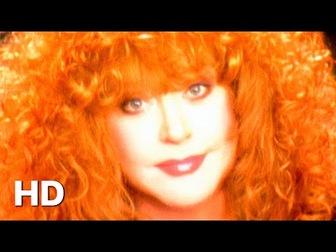 Видео: Алла Пугачёва - Время течет сквозь пальцы (Из ниоткуда) [«Голубой огонёк на Шаболовке»] 2004