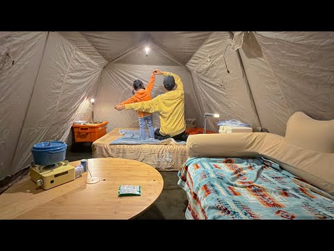 Видео: Отец и дочь в походе. Внутри палатки находится маленький домик.