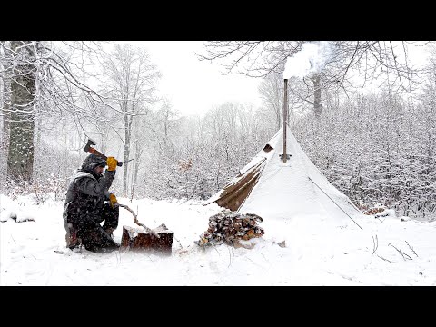 Видео: Теплый палаточный зимний лагерь в метель | Новая палатка для кемпинга | Дровяная печь