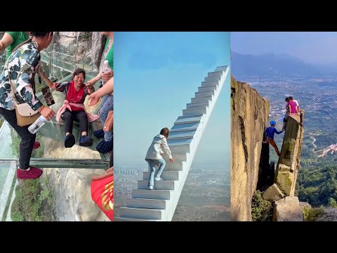 Видео: 😱Самая страшная стеклянная дорожка со стороны скалы😂Забавные моменты о страхе высоты, Удивительный