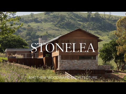 Видео: Знакомство с современным фермерским домом, отделанным деревом и построенным по проекту современно...