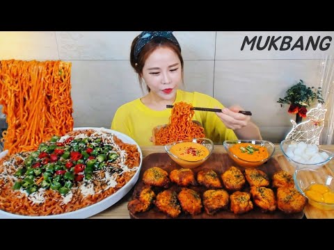 Видео: Субтитры) Fire Chicken Noodles Crispy Hot pepper Chicken Spicy Cheese Buldak MUKBANG ASMR eating