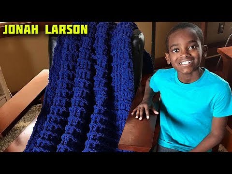 Видео: Мальчик вяжет крючком так, что бабушки позавидуют! (Jonah Larson).