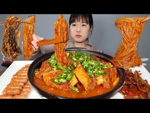 Видео: Полный свиной живот 🥩 Настоящий пар кимчи, сильби кимчи 🌶 Полный свиной кимчи пастой острый мукбанг